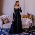 Formelles schwarzes Kleid mit Beinschlitz