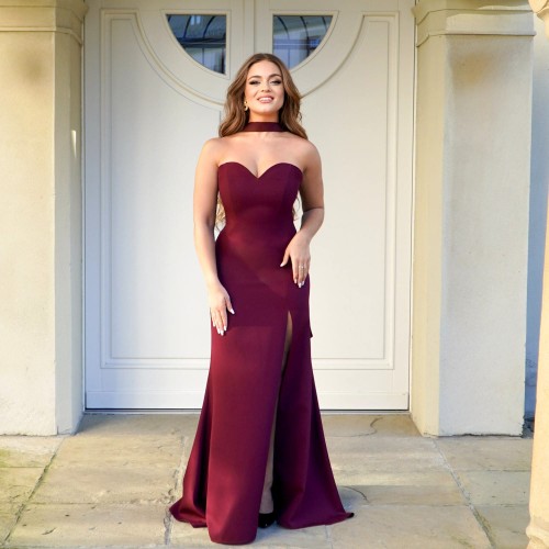 sukienka bordo z rozcięciem z dekoltem serce na sylwestra.jpeg