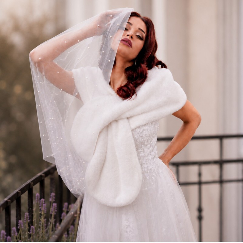 Weißer Brautschleier mit Perlen – eleganter Hochzeitsschleier